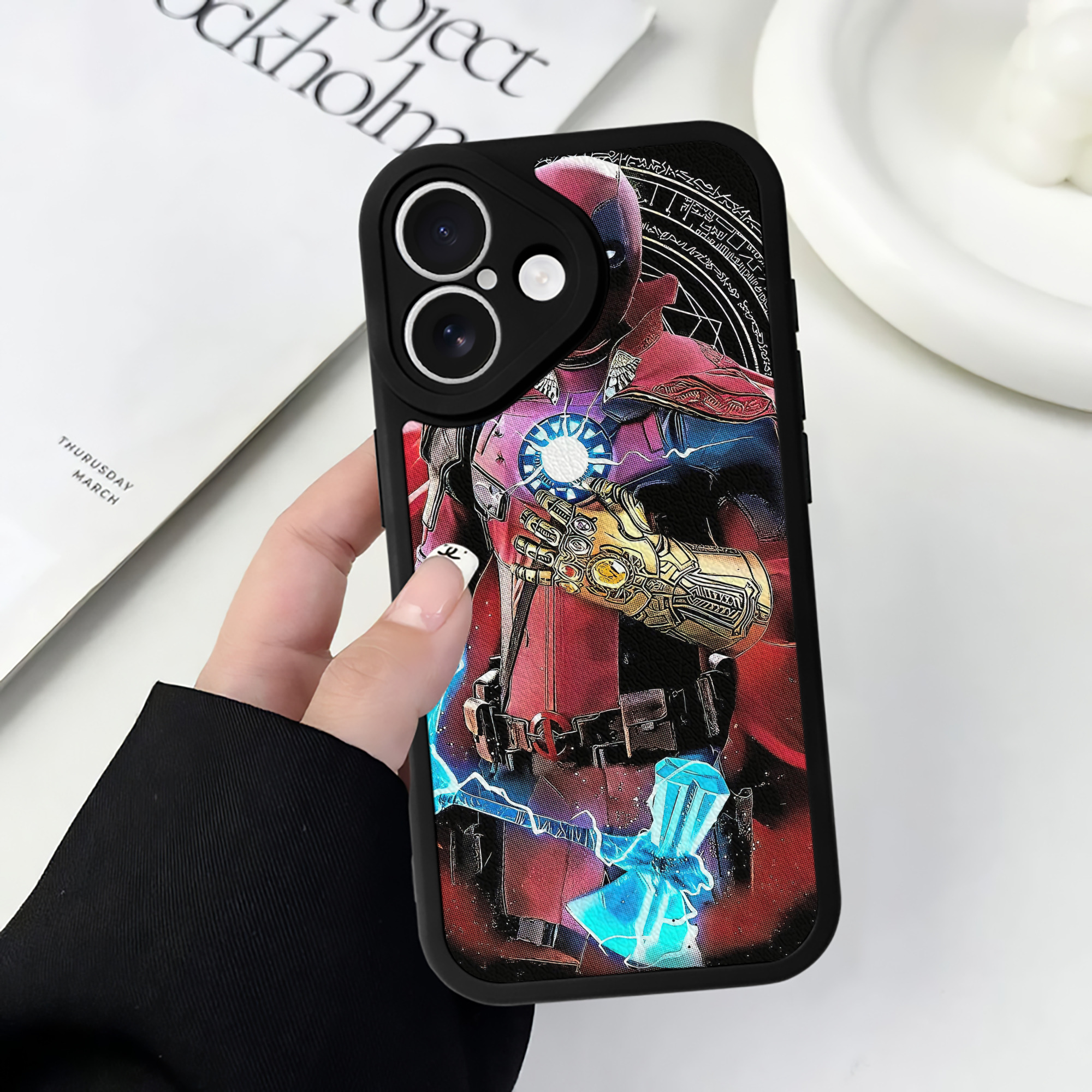 （画像用） Deadpool デッドプール 【iPhone 16シリーズ対応】シリコンスマホケース（レザー調） 材質：シリコン